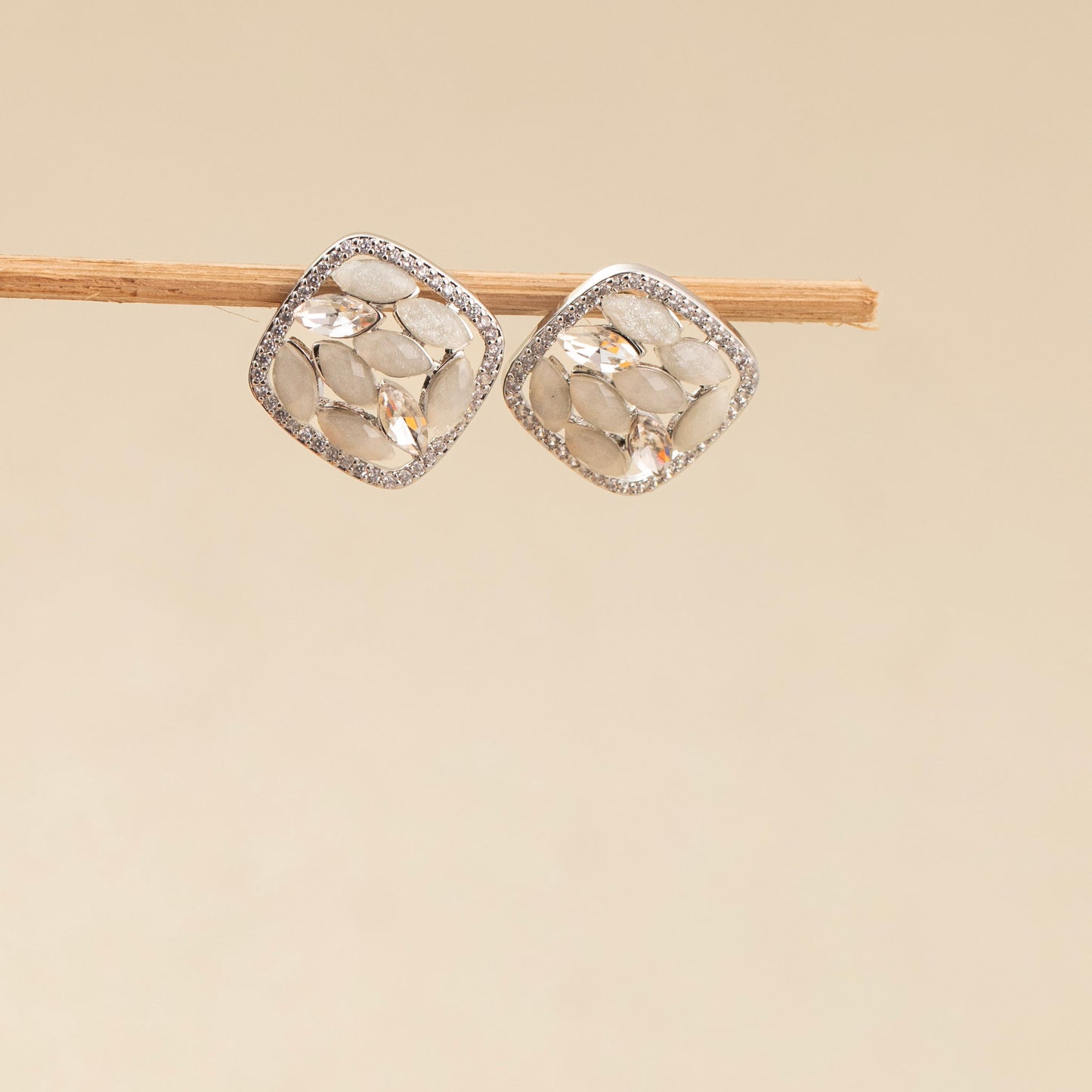 Stud Earrings E372