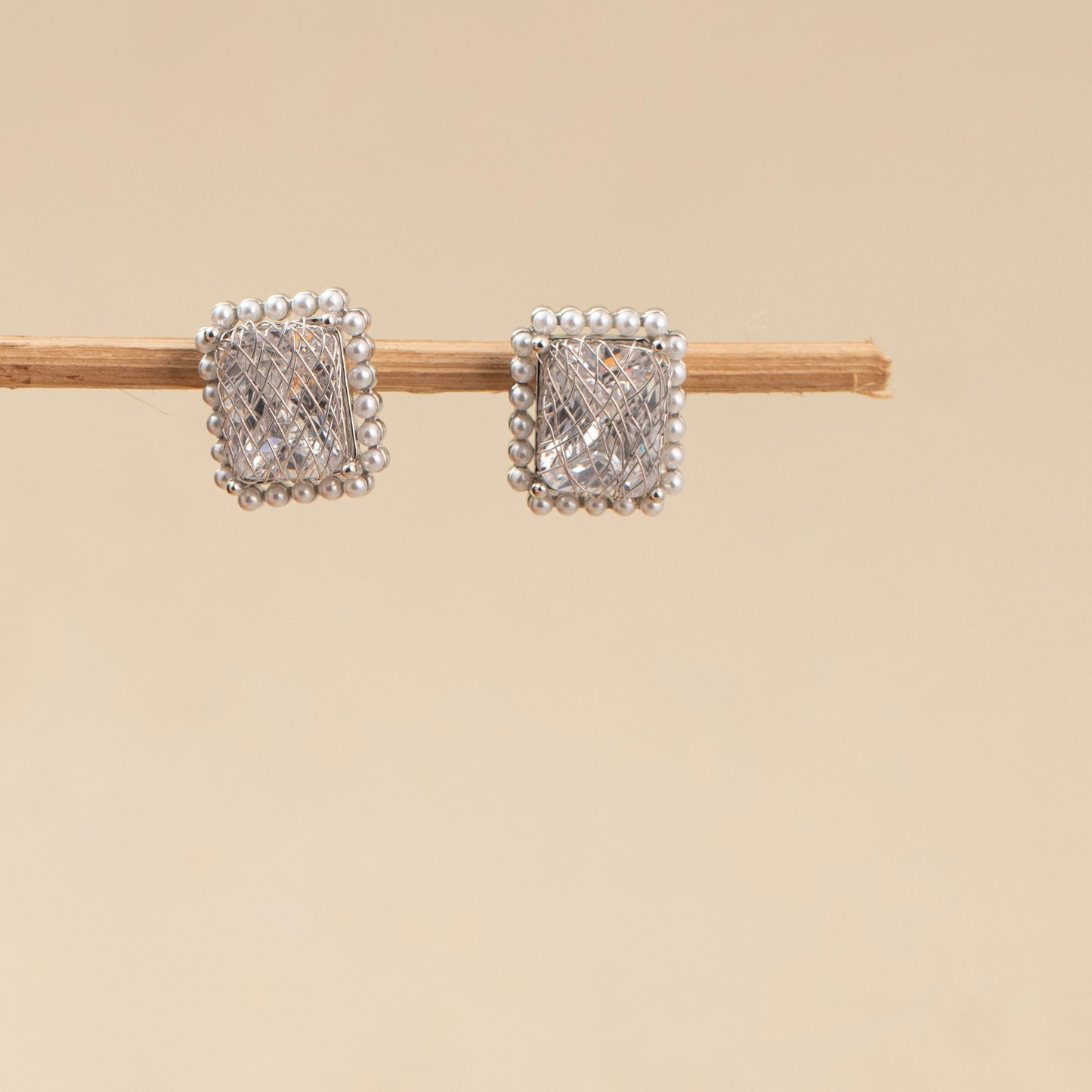 Stud Earrings E373