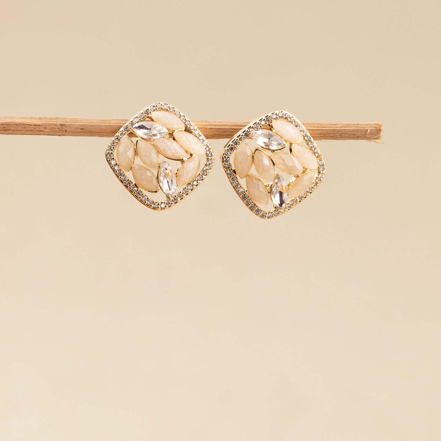Stud Earrings E372