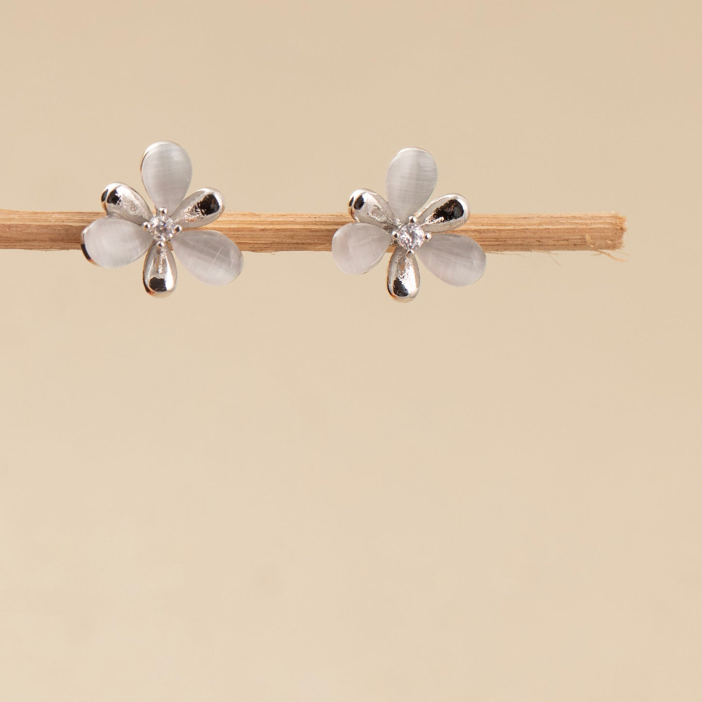 Stud Earrings E375