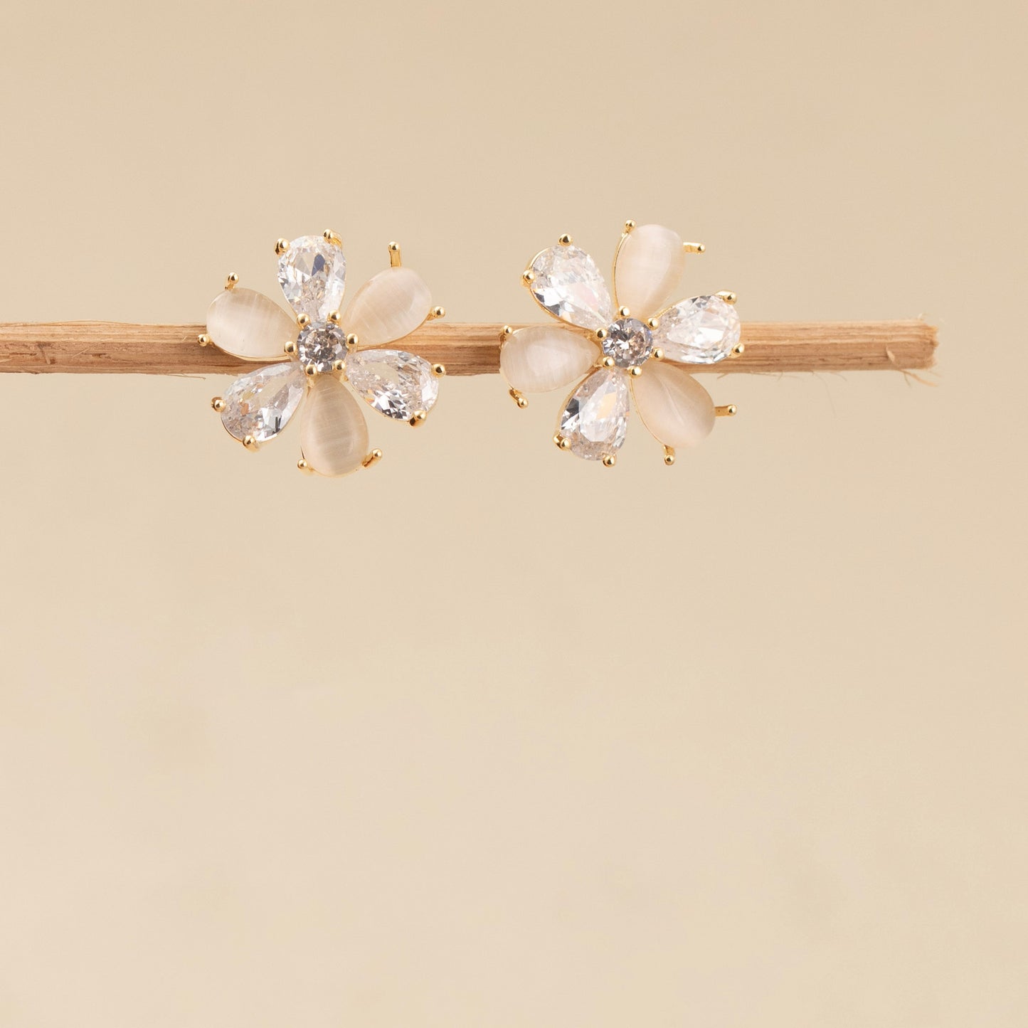 Stud Earrings E374