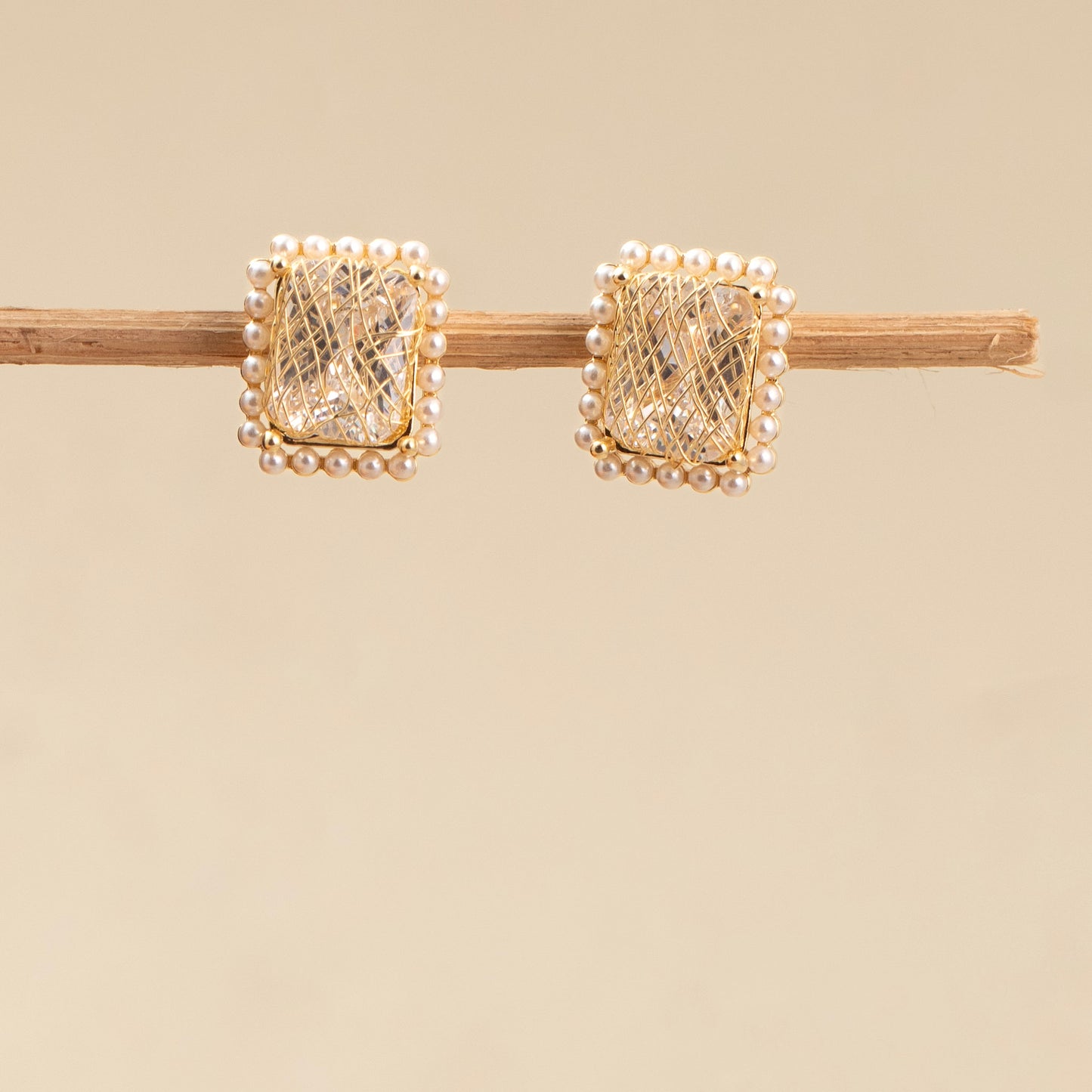 Stud Earrings E373