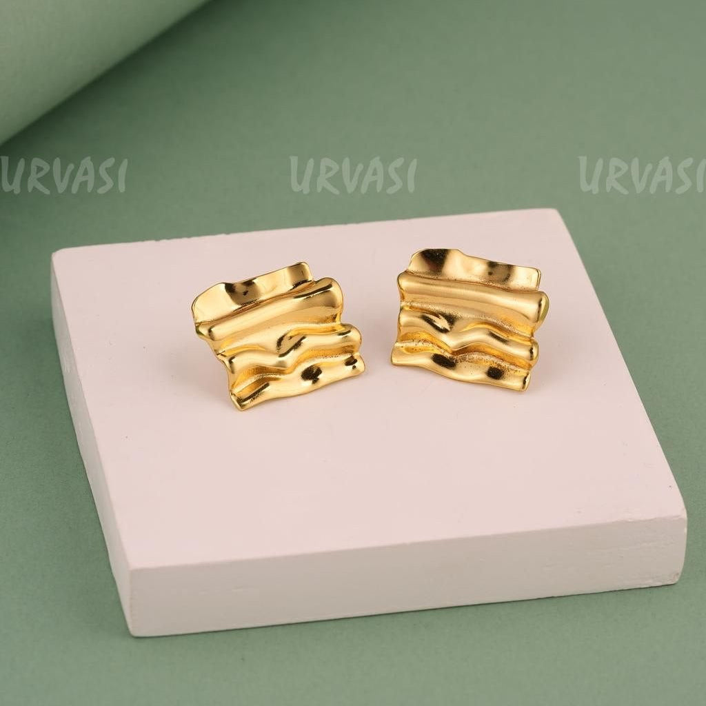 Glossy-Gold Wave Pattern Stud Earrings E976
