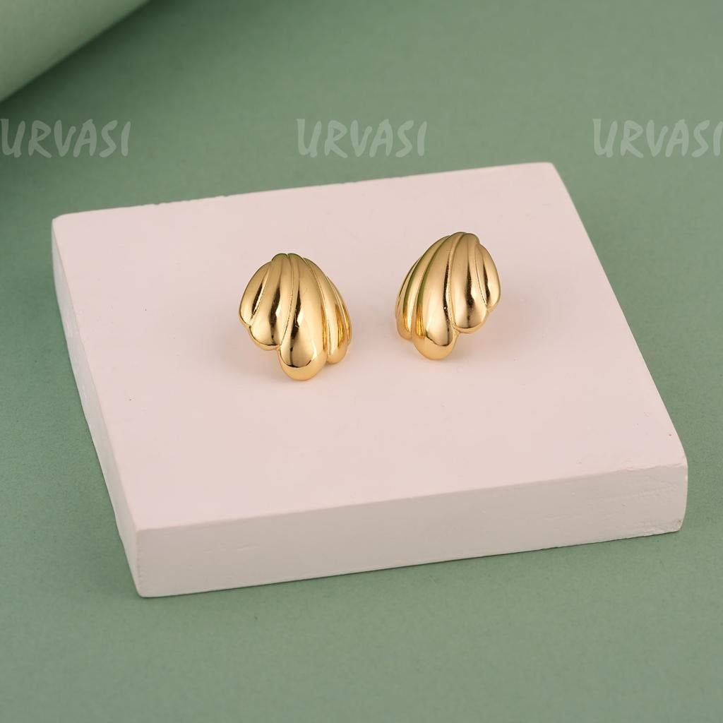 Glossy Gold Scallop Shell Stud Earrings E972