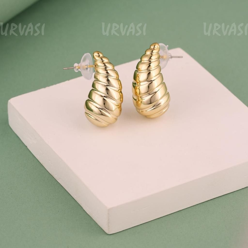 Glossy Gold Swirl Tear-Drop Earrings E971
