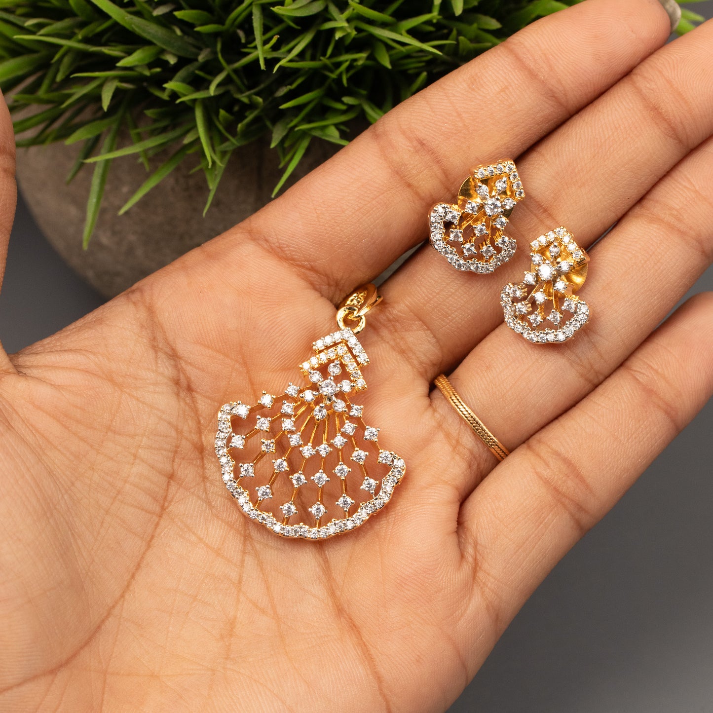 AD Pendant With Stud Earrings P31