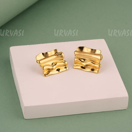 Glossy-Gold Wave Pattern Stud Earrings E976