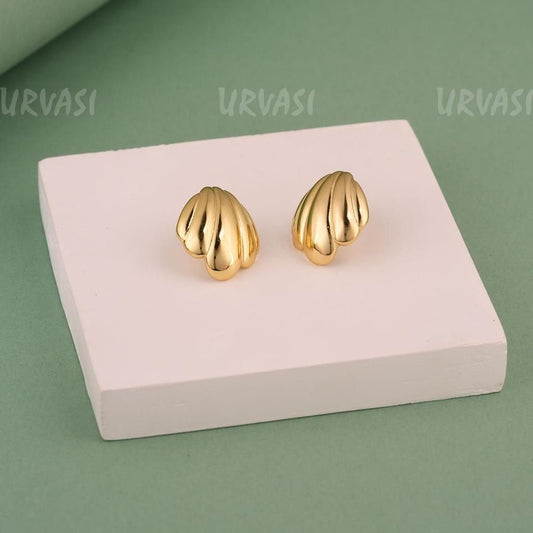 Glossy Gold Scallop Shell Stud Earrings E972