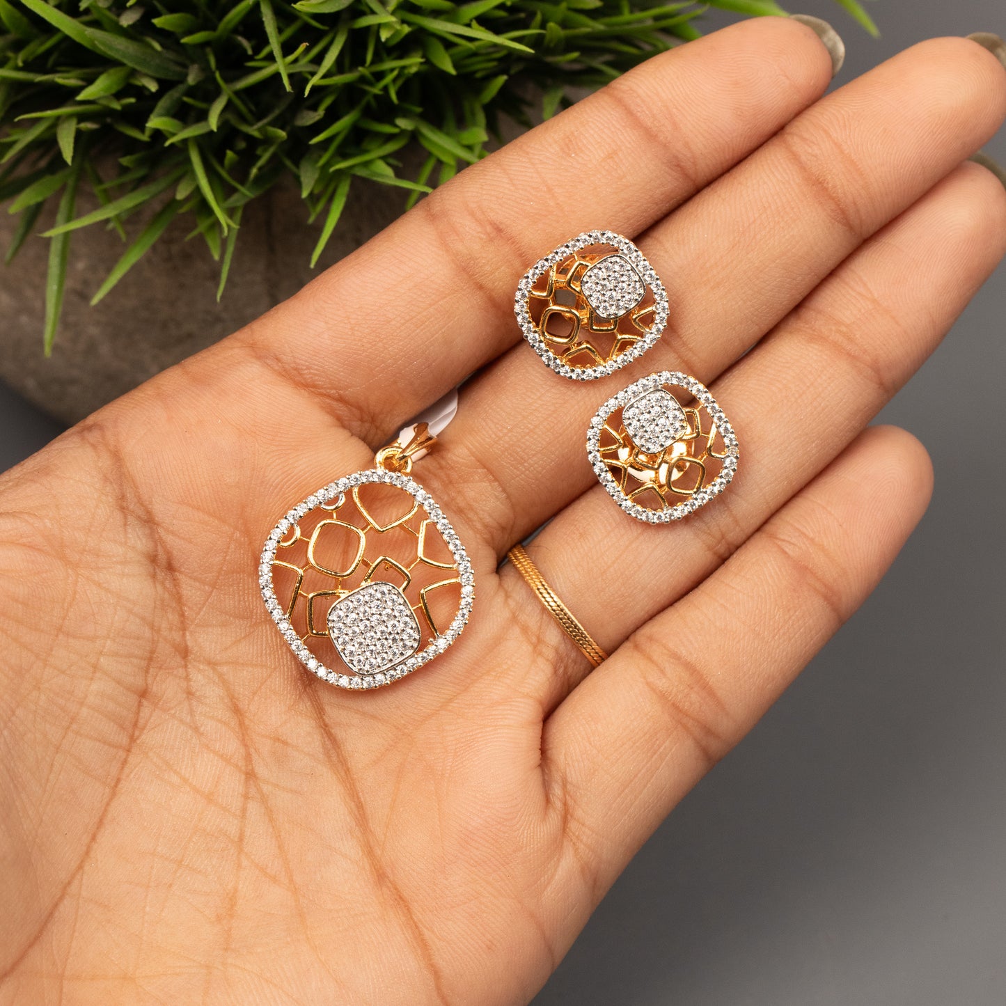 AD Pendant With Stud Earrings P26