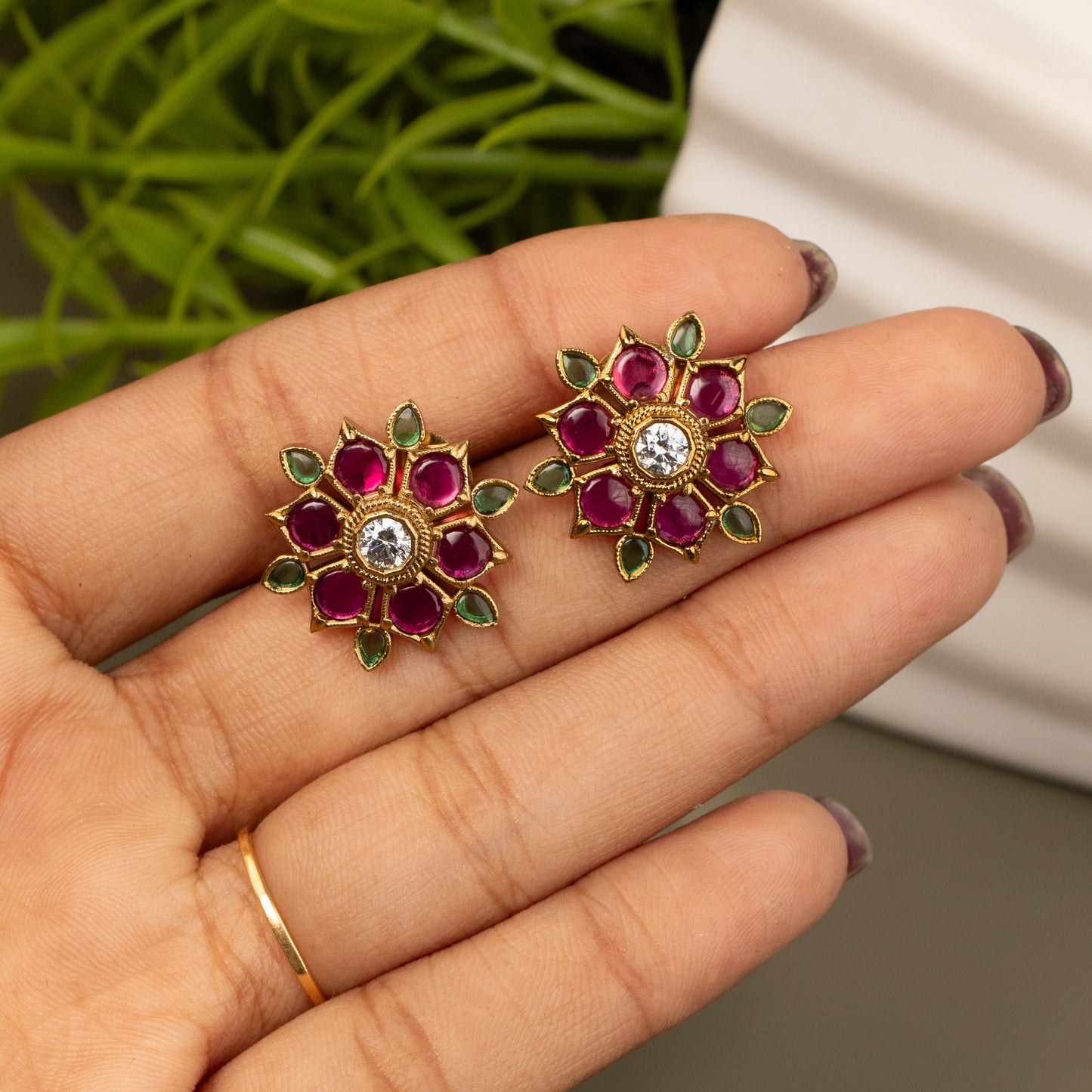Anitique Stud Earrings E1005