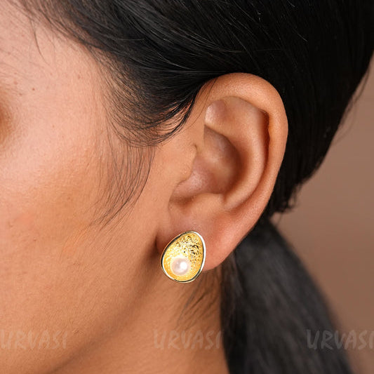 Gold-Toned Pearl-Studded Earrings E1183