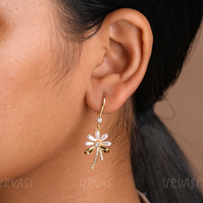 Minimal Floral Hanging Earrings E1181